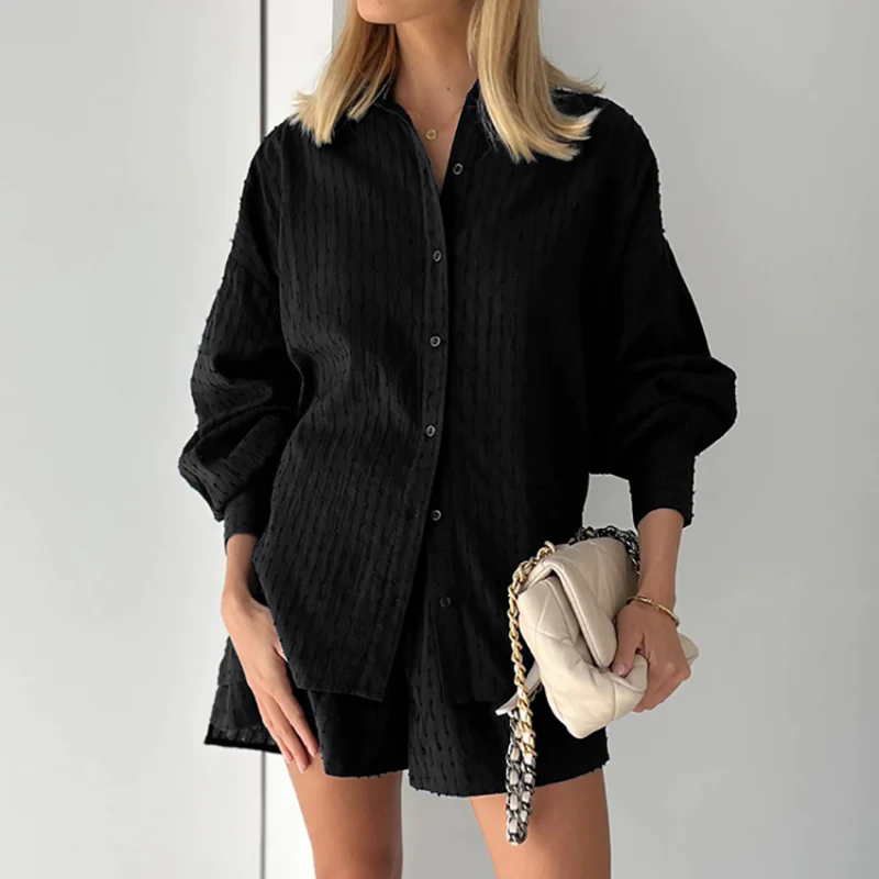 Zweiteiliges Set Aus Button Down Oberteil Und Lässigen Shorts Für Damen | Sommer